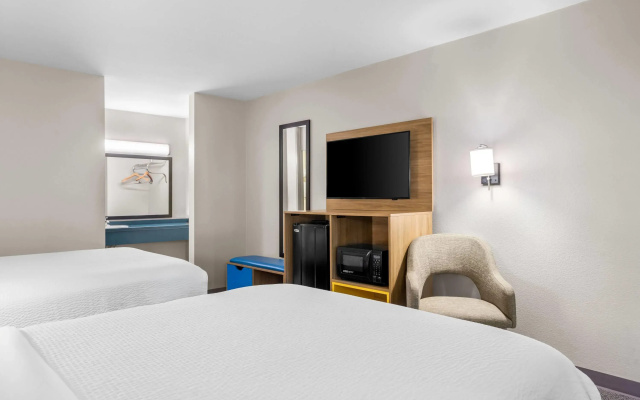 Days Inn by Wyndham Adel I-75
