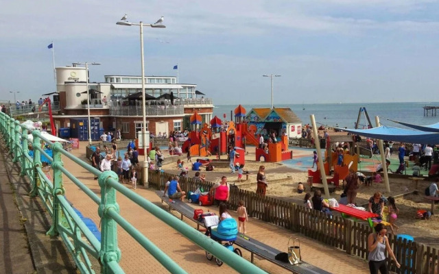 Bright Spacious Studio 5 Mins Walk to the Beach!