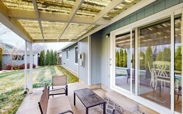 Tranquil Redmond Retreat: Relax & Explore Outdoors
