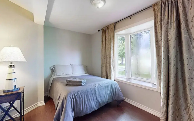 Charming Lakeside Cottage