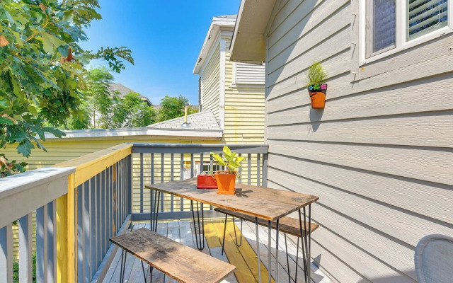 Private Beach Pass: Cozy Galveston Apartment!