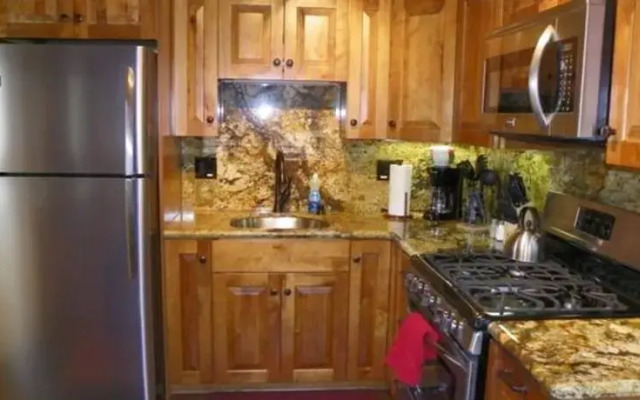 RedAwning Lews Cub House