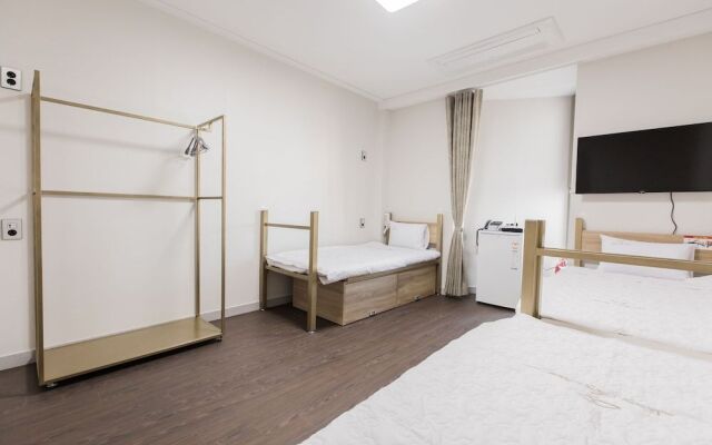 Shining Glory House - Hostel