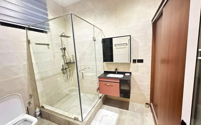 2BR Apartment With Pool and Wifi Near Airport