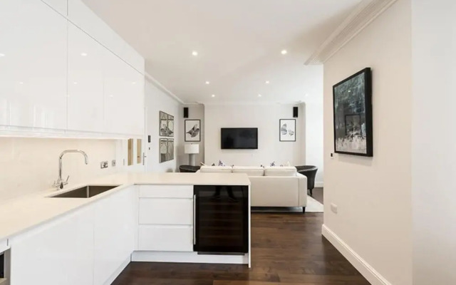 Designer 3 Bed Apartment With Balcony - 140