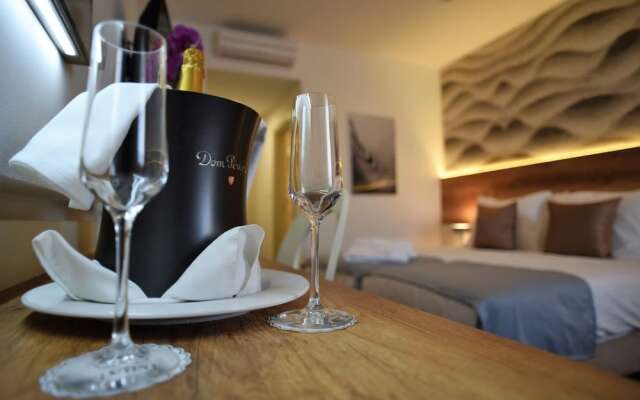 Santiny Hotel & Restaurant