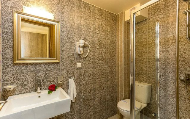 Polyxenia Suites