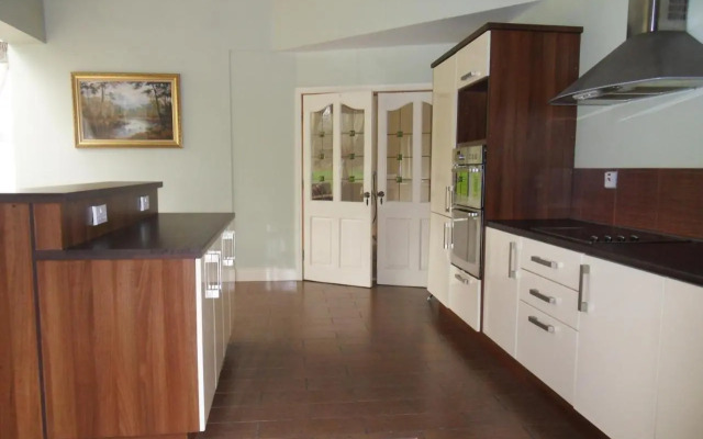 Ethan House Holiday Suites