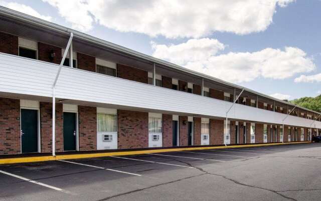 Econo Lodge Inn & Suites