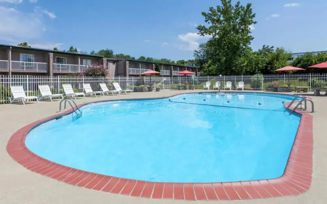 Days Inn & Suites Lexington