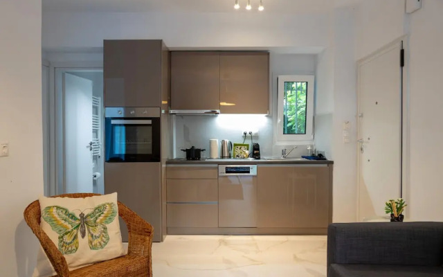 Renovated 2-bedroom Apt Near the Athenian Coast
