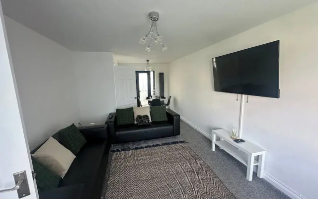 Housesleeps6-freeparking-wifi-contractors-garden