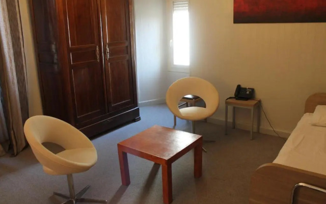 Logis Hotels  Auberge De La Tour   Hôtel Et Restaurant