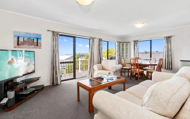 Snells Seaside Bach - Snells Beach Holiday Home