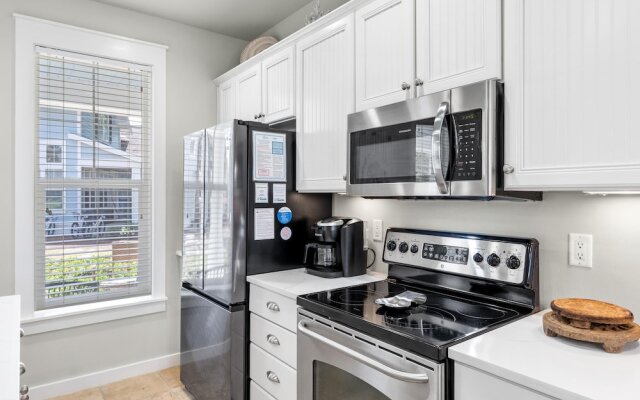 1369 Laurel Grove "the Crows Nest"