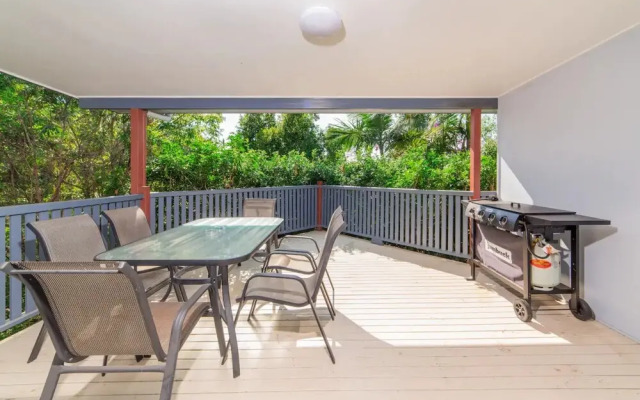 Breezy 4 Bedroom Queenslander in Balmoral