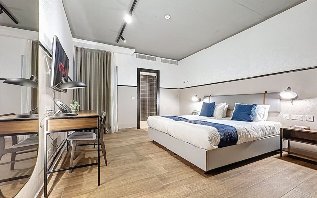 South 32 Hotel by Zzzing
