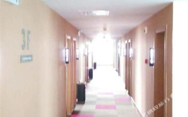 Rujia Huayi Select Hotel (Tangshan Railway Station Nanhu Shopping Plaza)