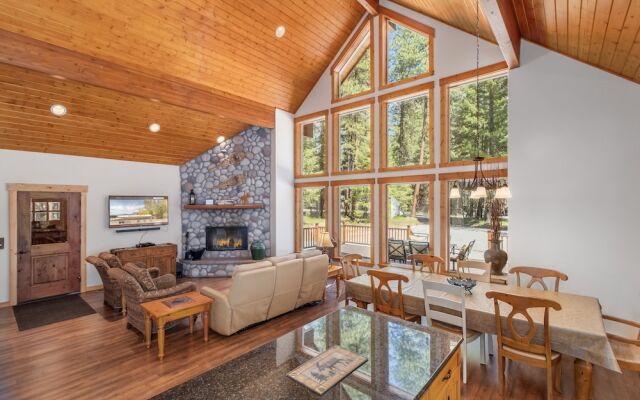 Getaway Moose 3 Bedroom Home by NW Comfy Cabins by RedAwning