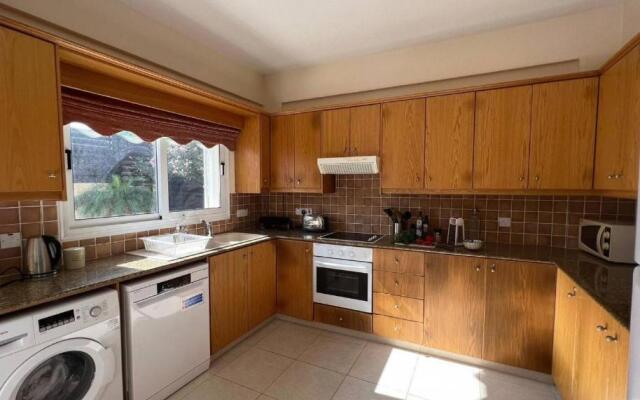 3bdr villa-pool/700m from a blue flag beach!