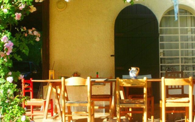 Cottage completely surrounded by a garden, away from traffic noise, close to sea