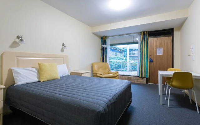 Mayfair Plaza Motel