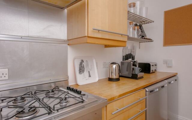 Modern Flat in West Kensington