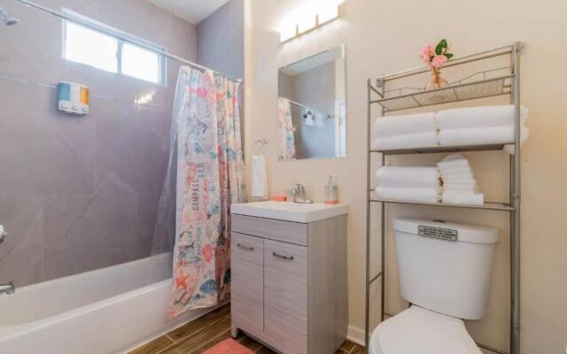 2 Blocks from Beach-Sleeps 16