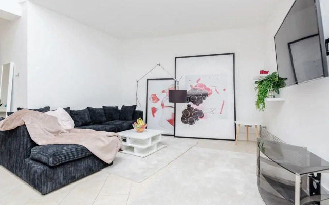 Dashing Duplex Bond Apartment WOOD