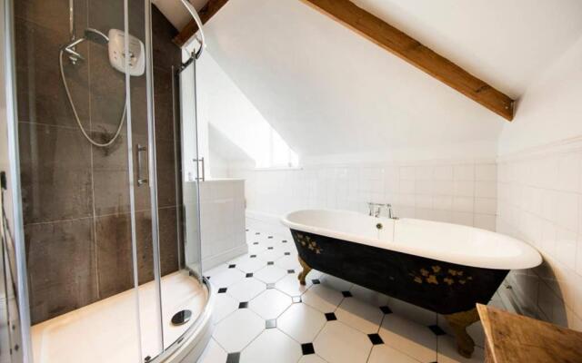 Clifton Spacious 3 Bed Apt & Parking-Simply Check In