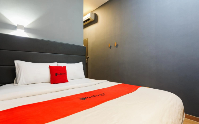 RedDoorz Plus @ Danau Sunter Utara – Guest Rooms – Jakarta