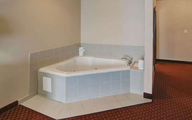 Quality Suites Near Cedar Creek Lake