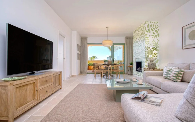 Exclusive 2BD Apartment Heated Pool Flamingos Golf