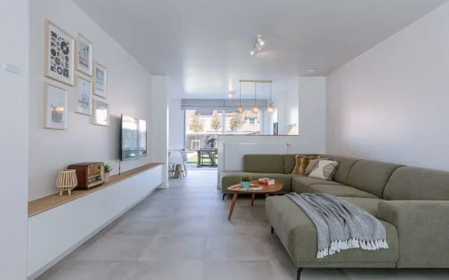 Modern House Julie With Spacious Garden and Garage