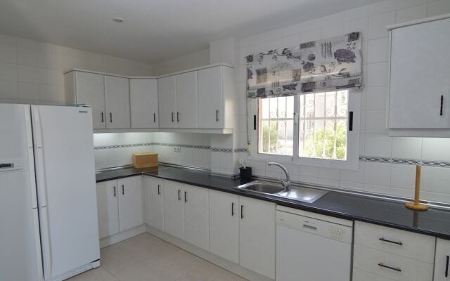 Large Villa With Private Pool and Five Bedrooms in Benijofar