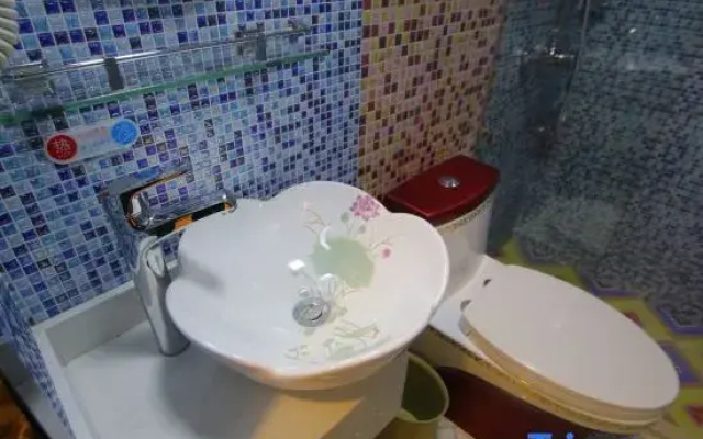 Jitai Chain Hotel (Shanghai Huashan Hospital Gucun Park Subway Station)