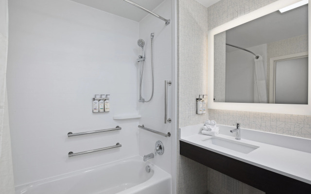 Holiday Inn Express & Suites Locust Grove by IHG