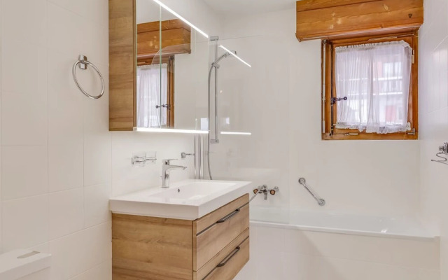 C r Monia Ollon in Ollon