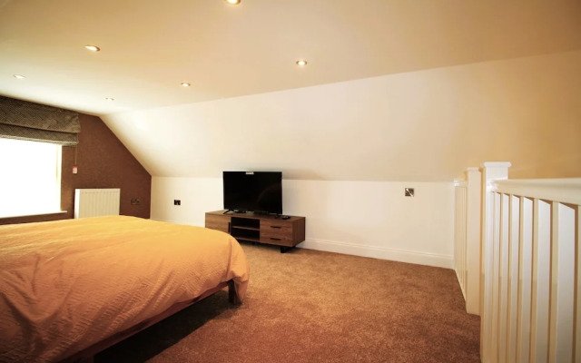 Berwick - Very High End - Sleeps 4 -By The Station