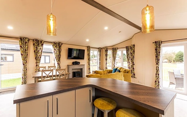 Waterfall Luxmy Lodge with Hot Tub