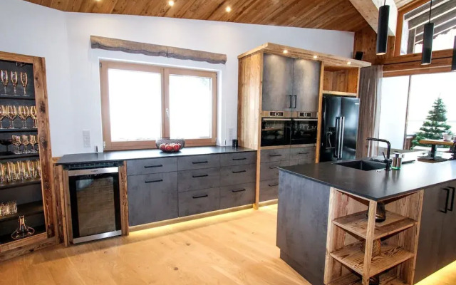 Luxury Chalet Pinzgauer Almhutte in Konigsleiten