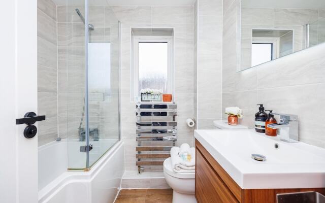 Stylish 3-bed Home in East London Free Parking
