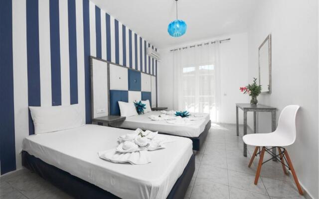 Boulevard Studio 10 with side sea view