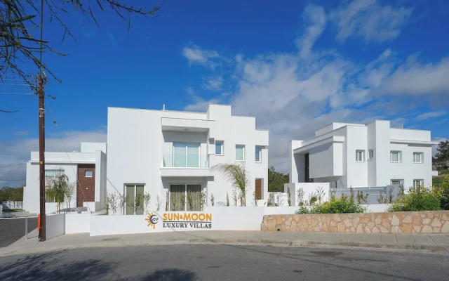 Sun & Moon Luxury 4-bedroom Villa
