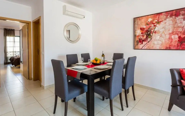 Central Albufeira 2-B Apt, Sleeps 6, Pool, Parking