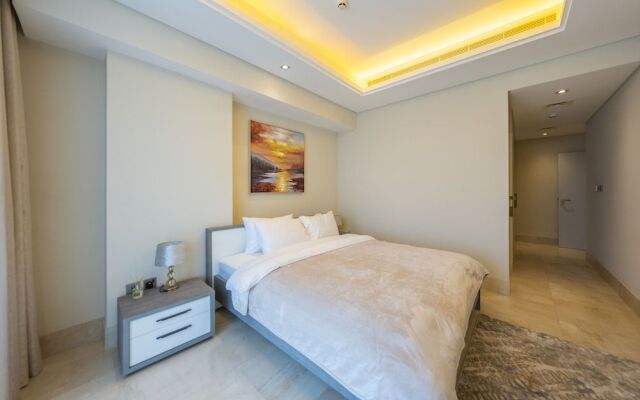 Spacious beachfront 2 bedroom apartment