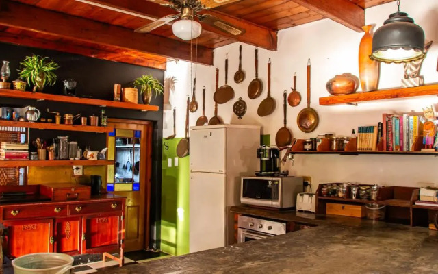 Ebonymoon Guest House and Studio