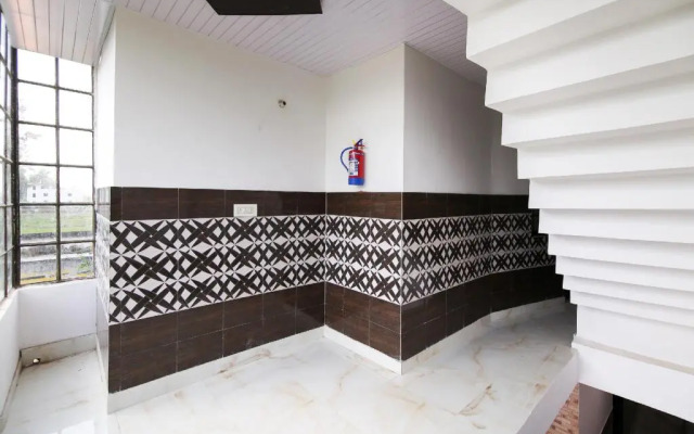 Hotel Lucky by OYO Rooms
