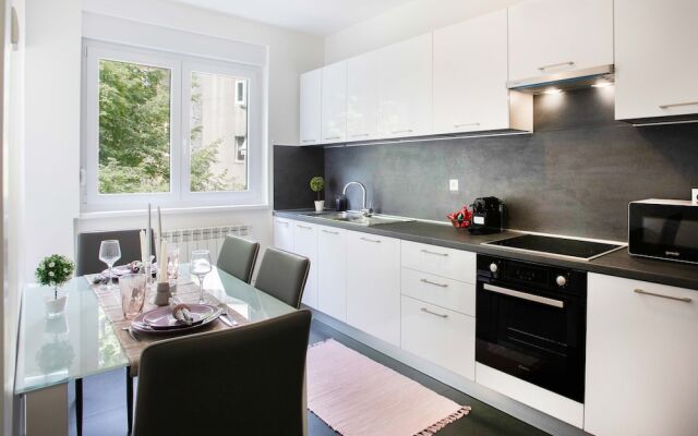 Sunny 2bdr Apartment With a Balcony