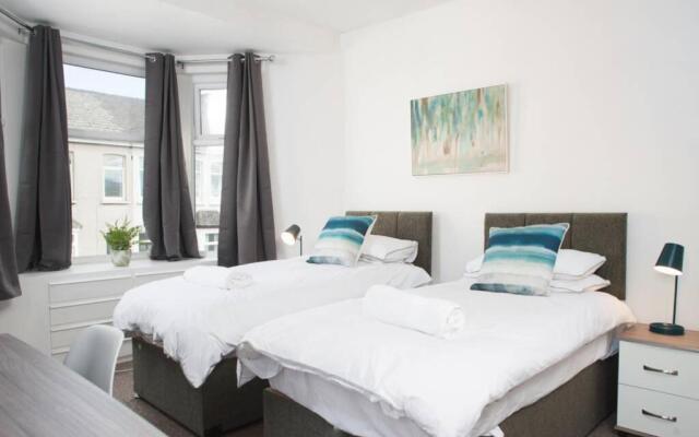 Newport house sleeps 9 - Mycityhaven